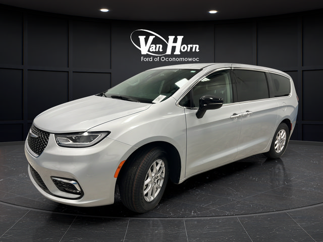Used 2024 Chrysler Pacifica Touring-L FWD image 3