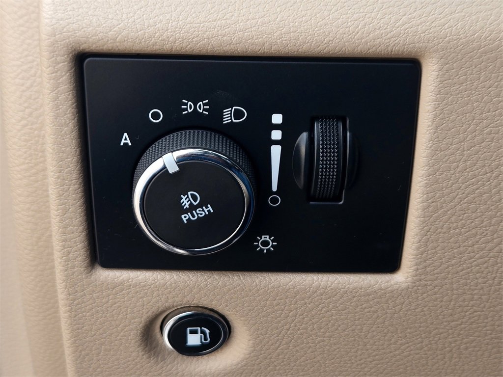 Used 2017 Jeep Grand Cherokee Limited image 24