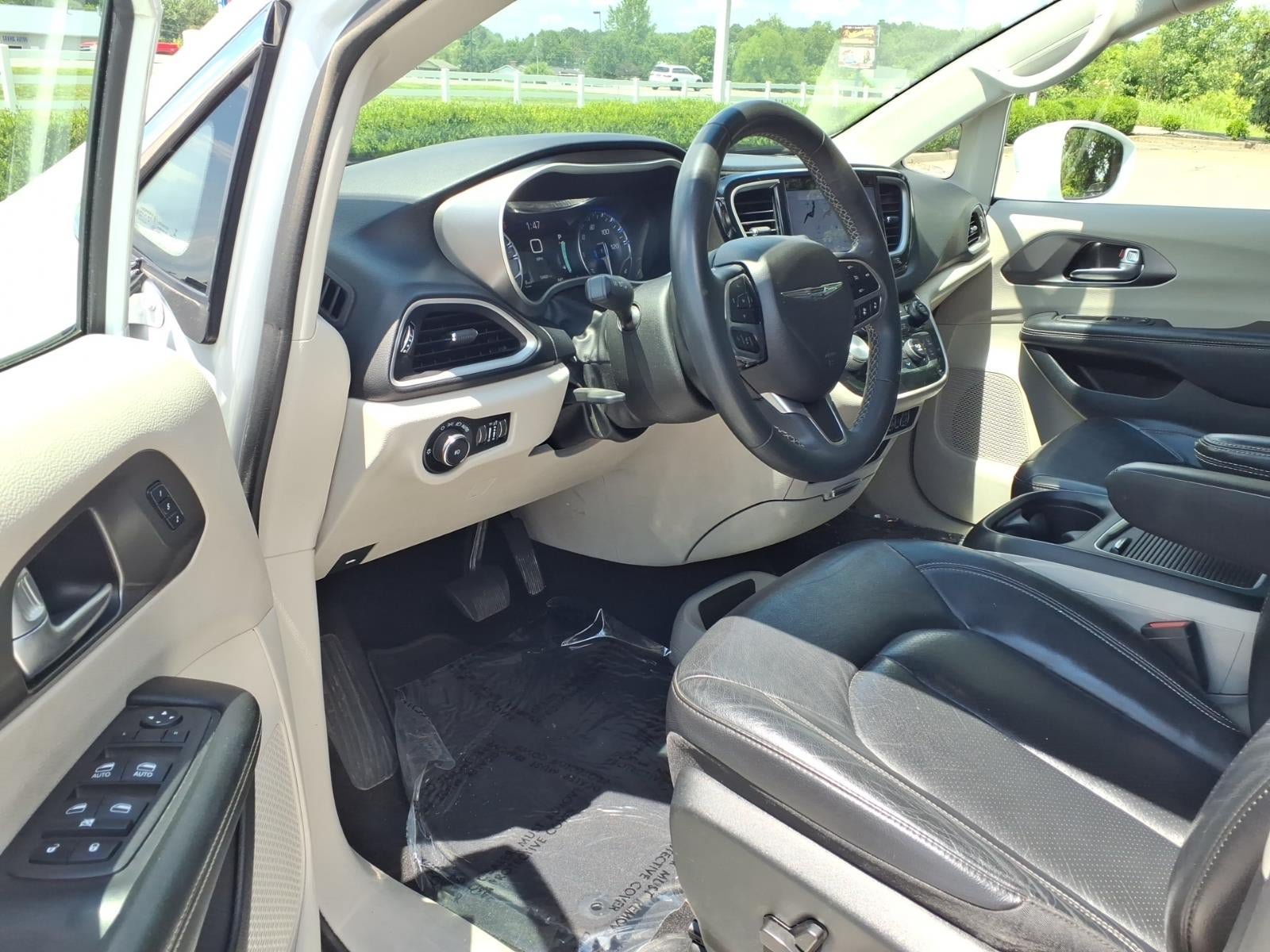 Used 2022 Chrysler Pacifica Touring-L FWD image 6