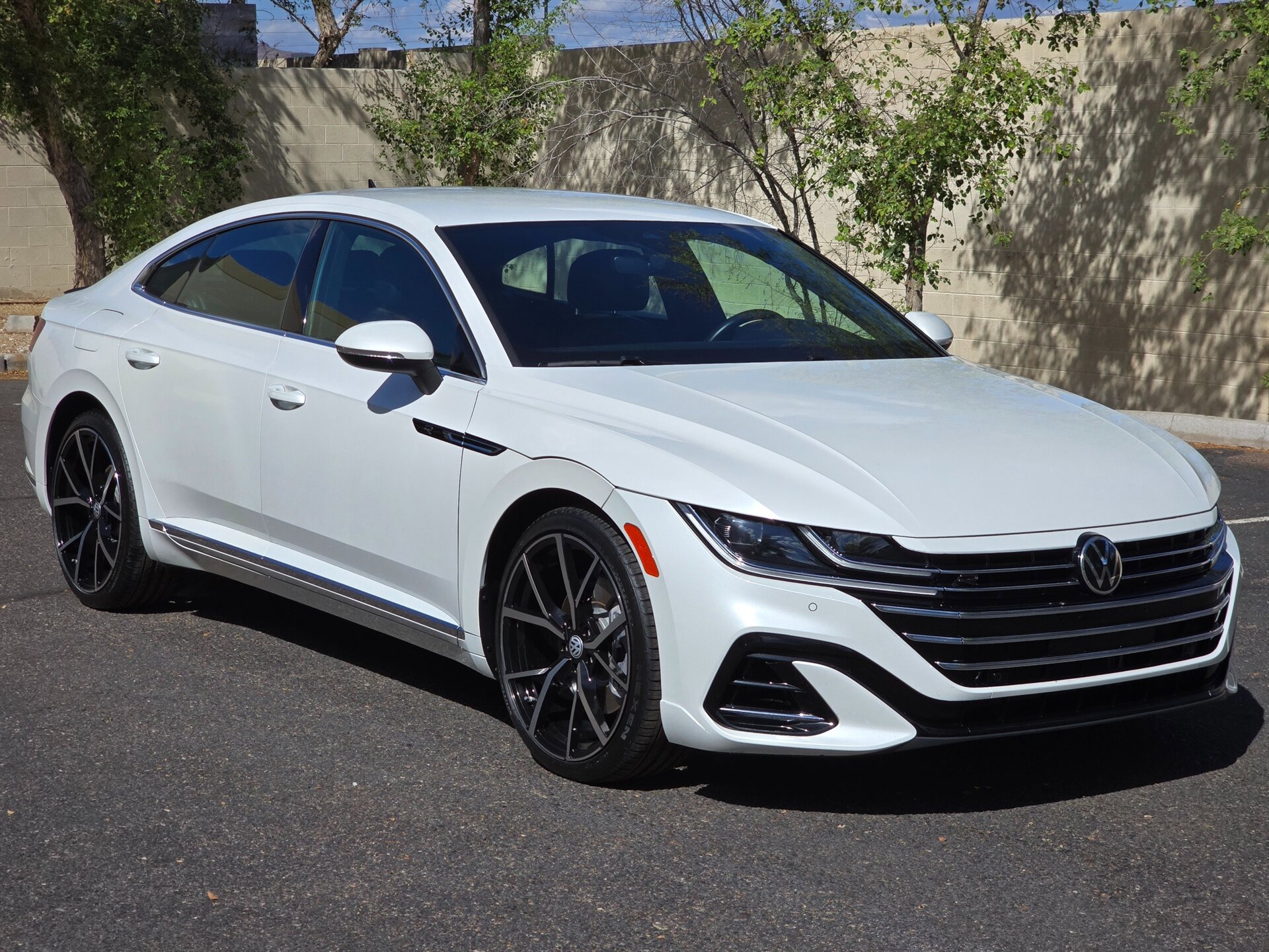 Used 2022 Volkswagen Arteon SE image 2