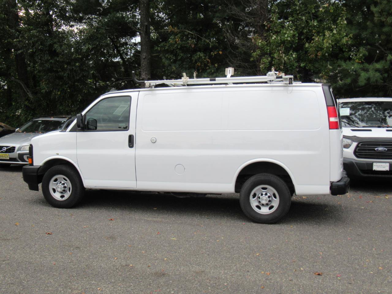 Used 2017 Chevrolet Express 2500 RWD image 3