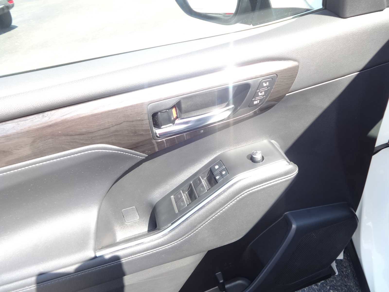 Used 2021 Toyota Highlander Platinum image 14