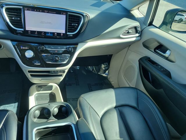Used 2023 Chrysler Pacifica Touring-L FWD image 17