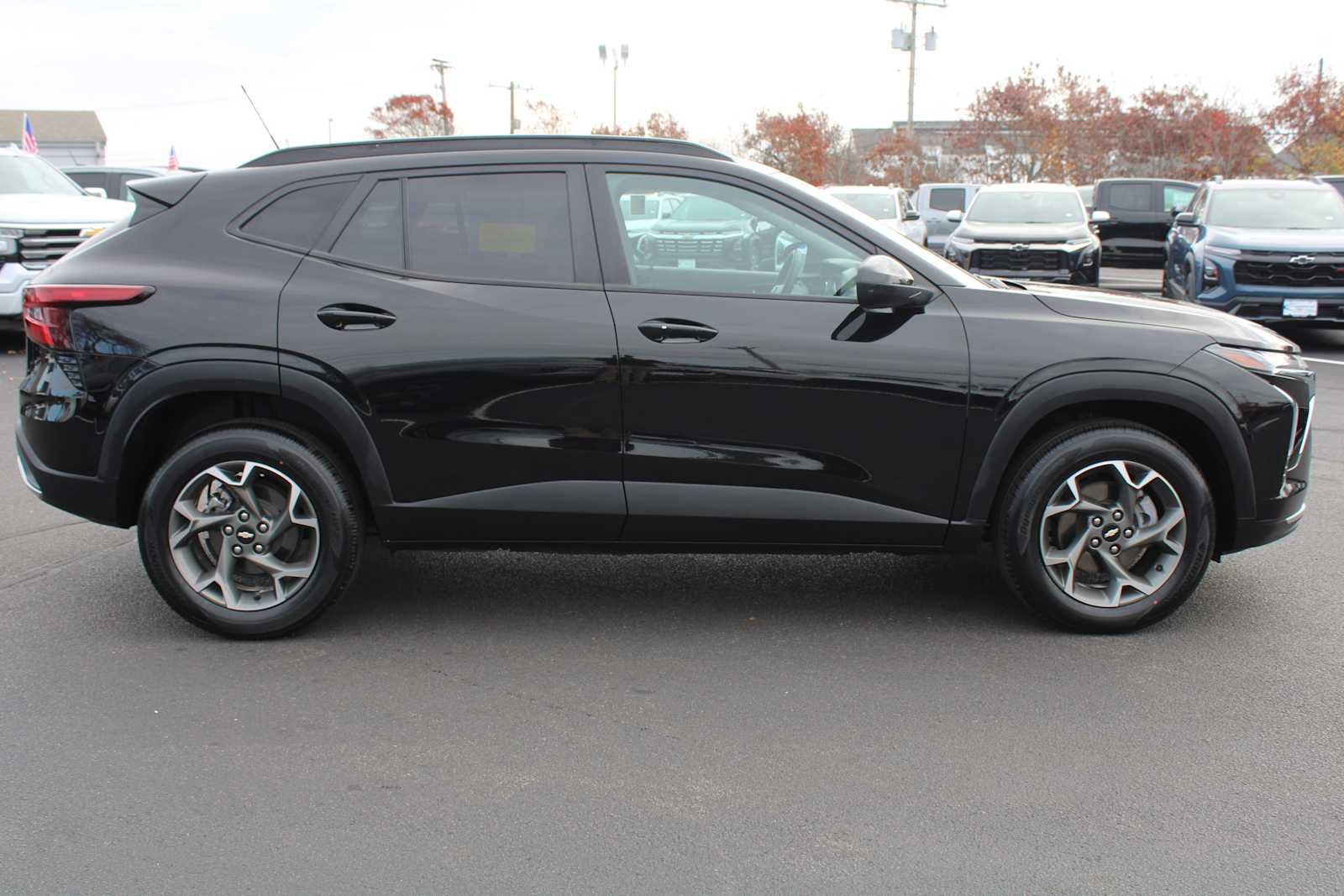 Used 2024 Chevrolet Trax LT w/ LT Convenience Package image 8