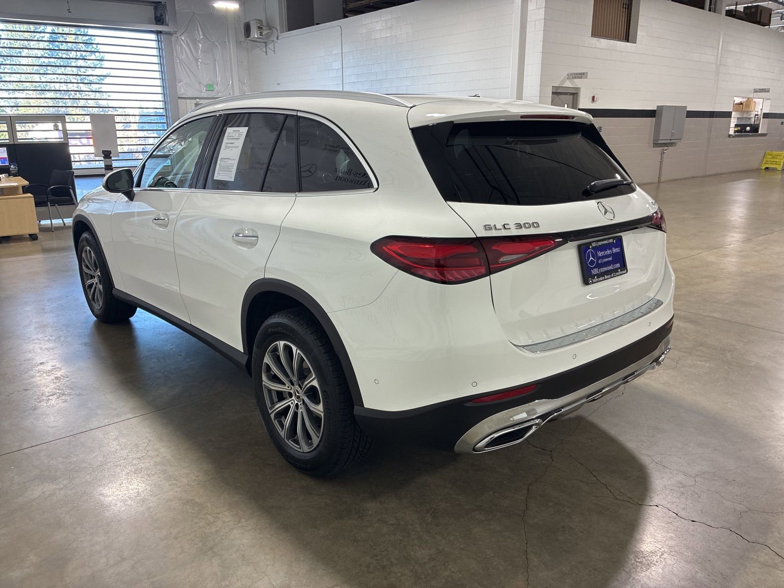 Used 2025 Mercedes-Benz GLC 300 4MATIC image 4