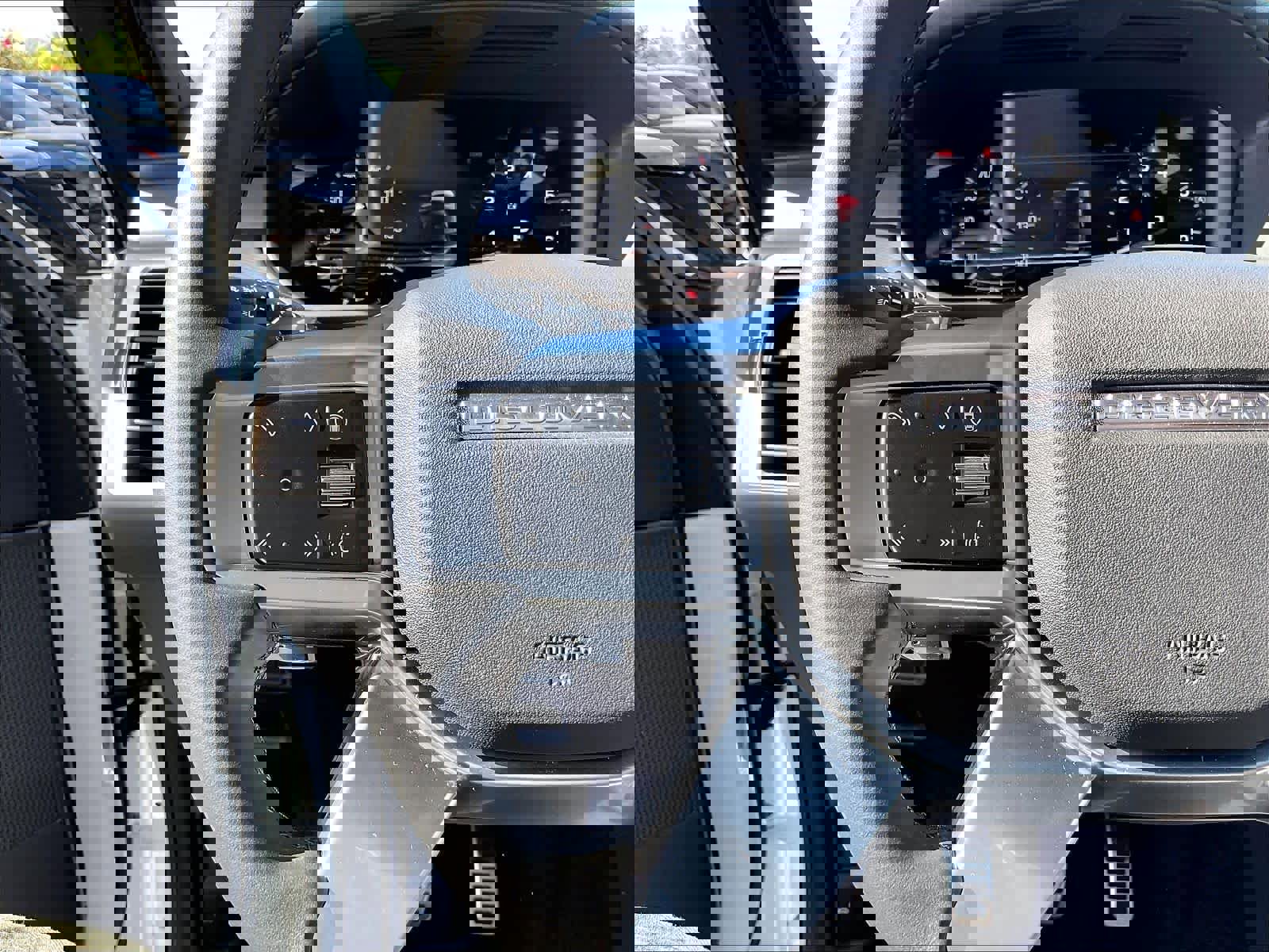 Used 2025 Land Rover Discovery Dynamic SE image 19