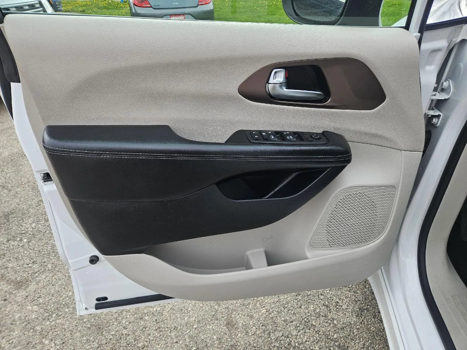 Used 2022 Chrysler Voyager LX FWD image 11