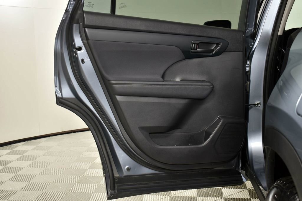Used 2023 Toyota Highlander LE image 14