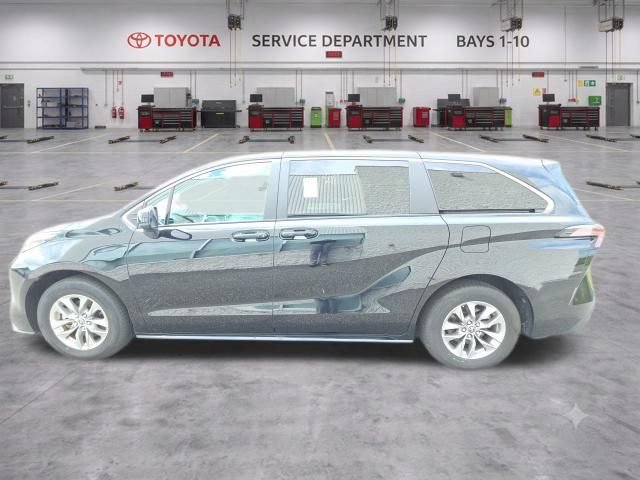 Used 2025 Toyota Sienna LE FWD image 5