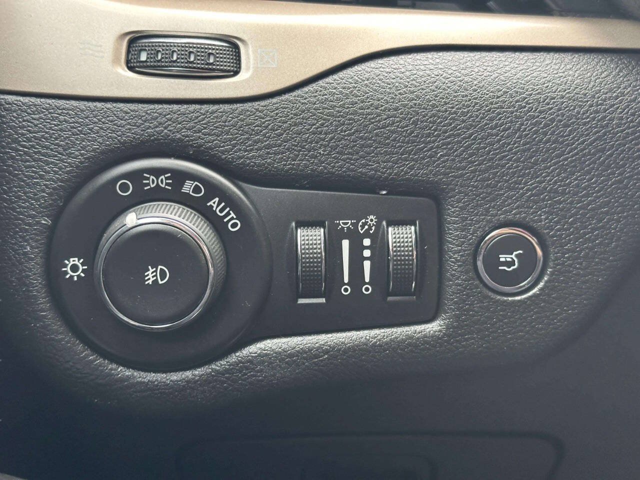 Used 2014 Jeep Cherokee Latitude w/ Comfort/Convenience Group AWD/4WD image 30