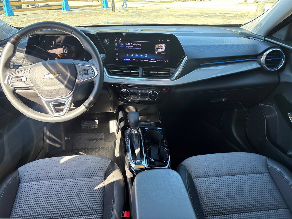 Used 2025 Chevrolet Trax LT w/ Driver Confidence Package FWD image 19