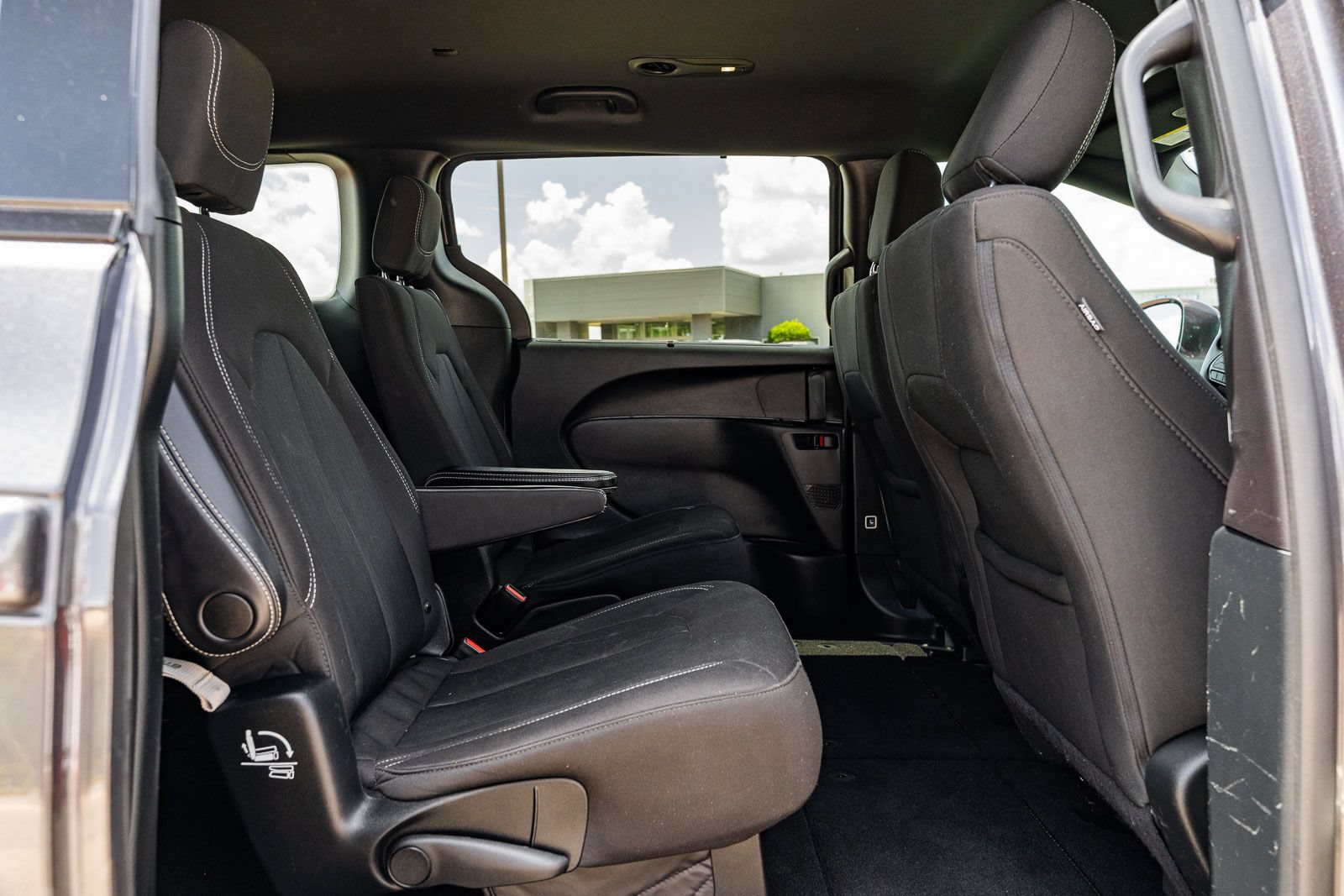 Used 2020 Chrysler Pacifica Touring w/ S Appearance Package FWD image 13