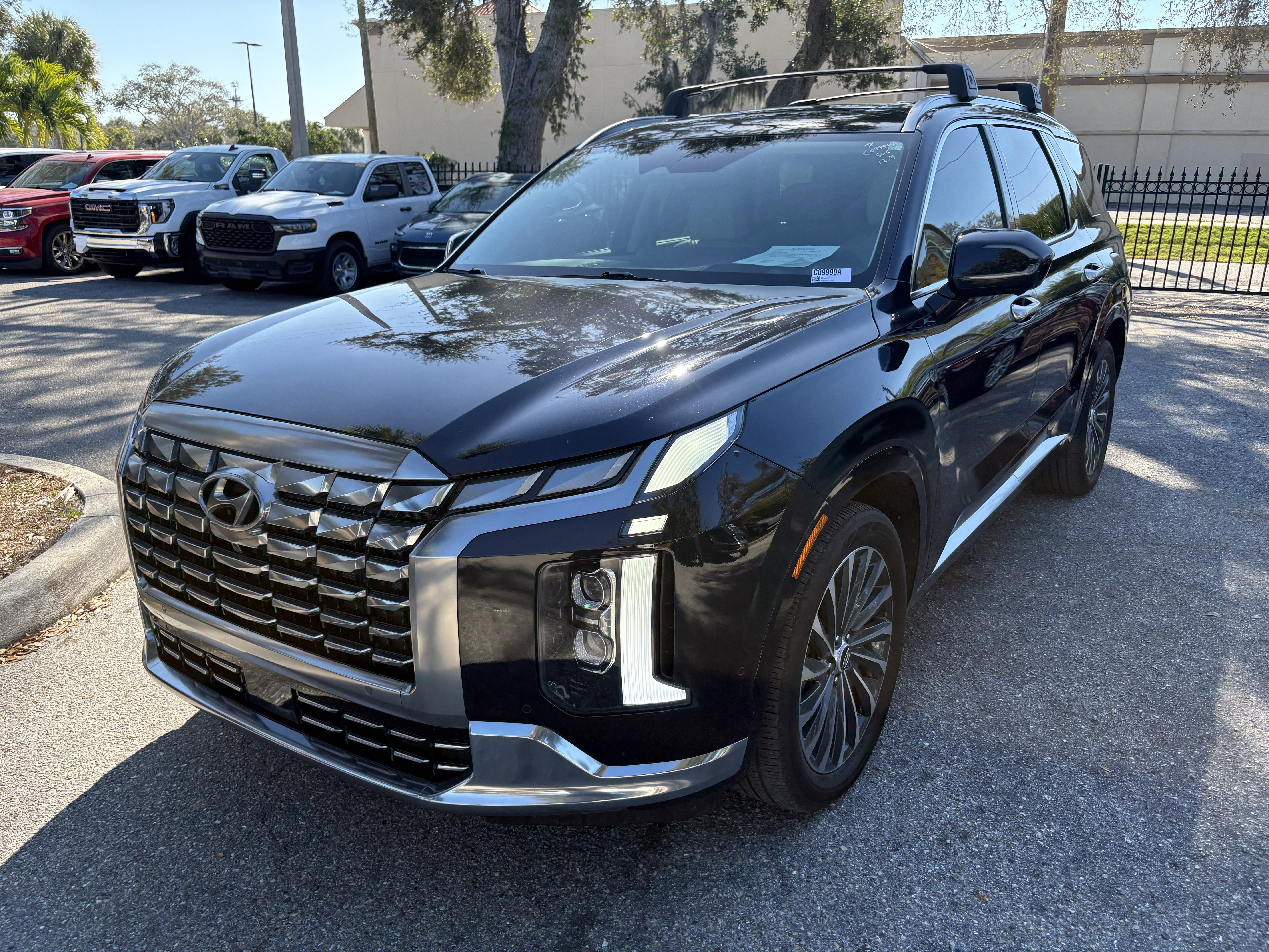 Used 2024 Hyundai Palisade Calligraphy image 3