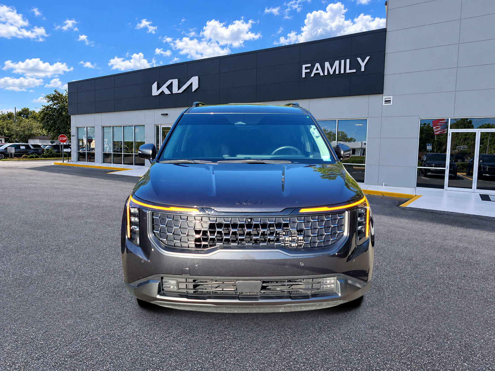 Certified 2025 Kia Carnival SX w/ SX Dark Edition Package FWD image 2