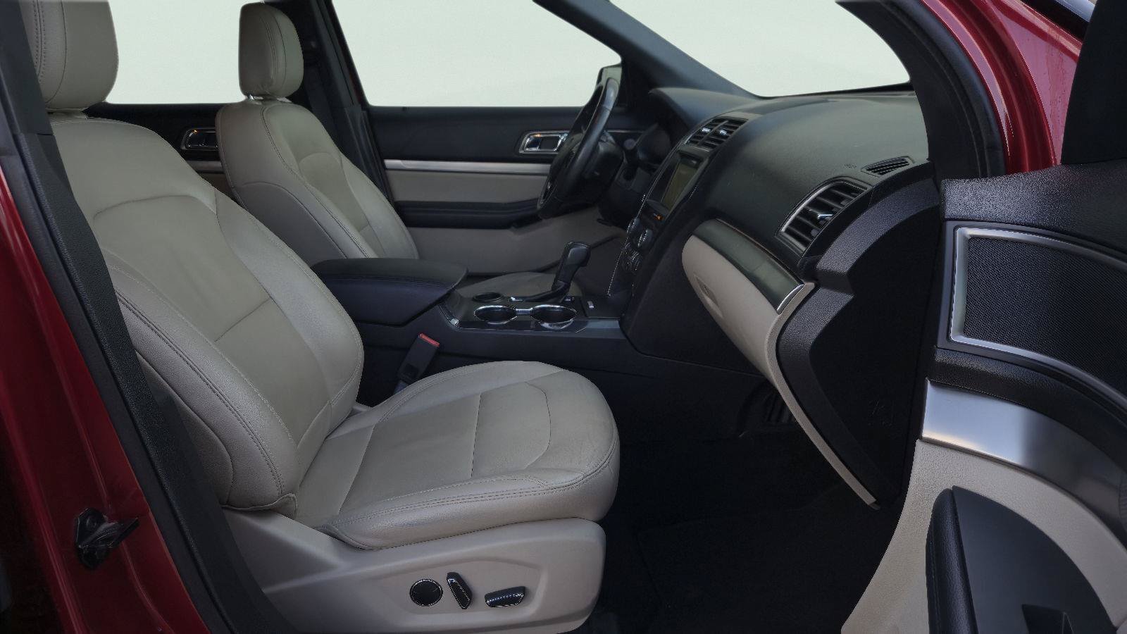 Used 2018 Ford Explorer XLT w/ Equipment Group 202A FWD image 22