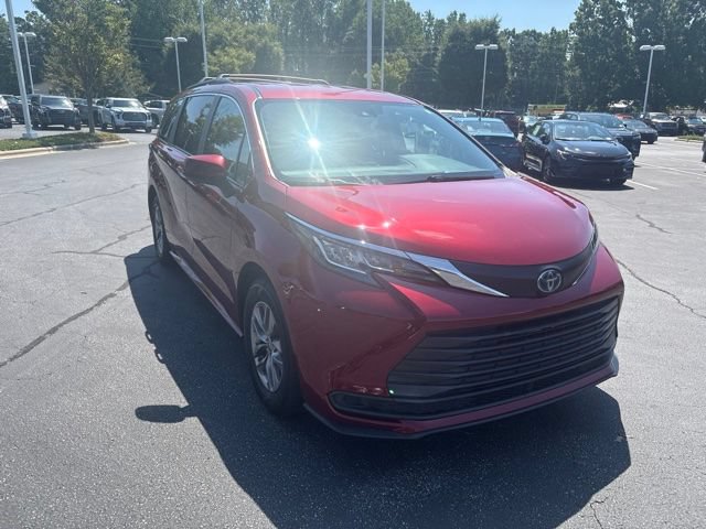 Used 2023 Toyota Sienna LE AWD/4WD image 4
