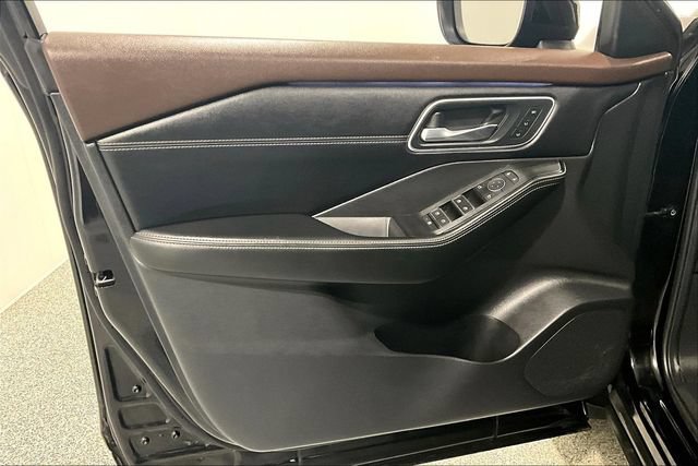 Used 2023 Nissan Rogue Platinum AWD/4WD image 25