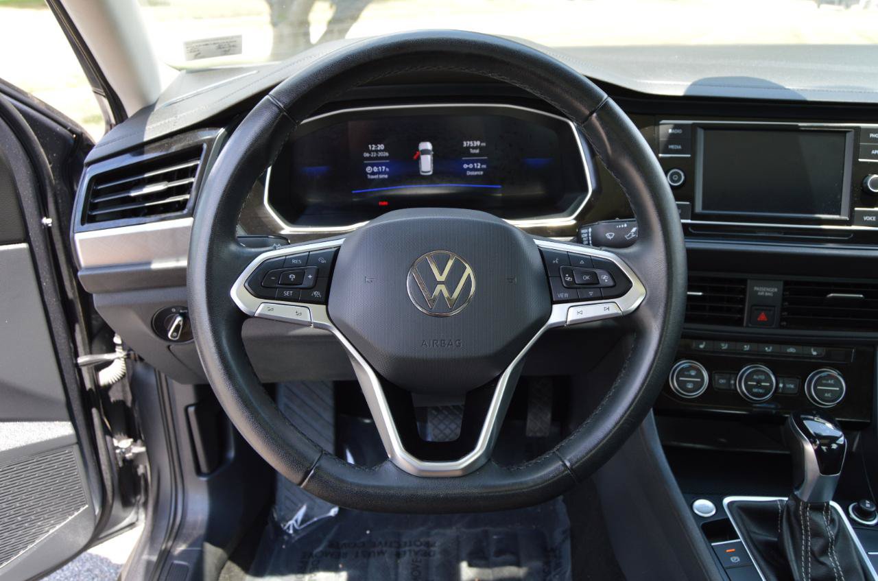 Used 2024 Volkswagen Jetta SE w/ Panoramic Sunroof Package FWD image 10