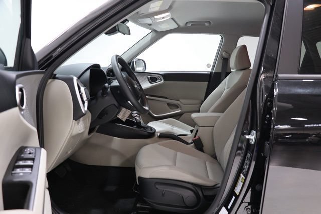 Used 2025 Kia Soul LX w/ LX Technology Package FWD image 17