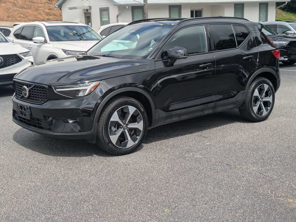 Certified 2025 Volvo XC40 B5 Plus AWD/4WD video 2