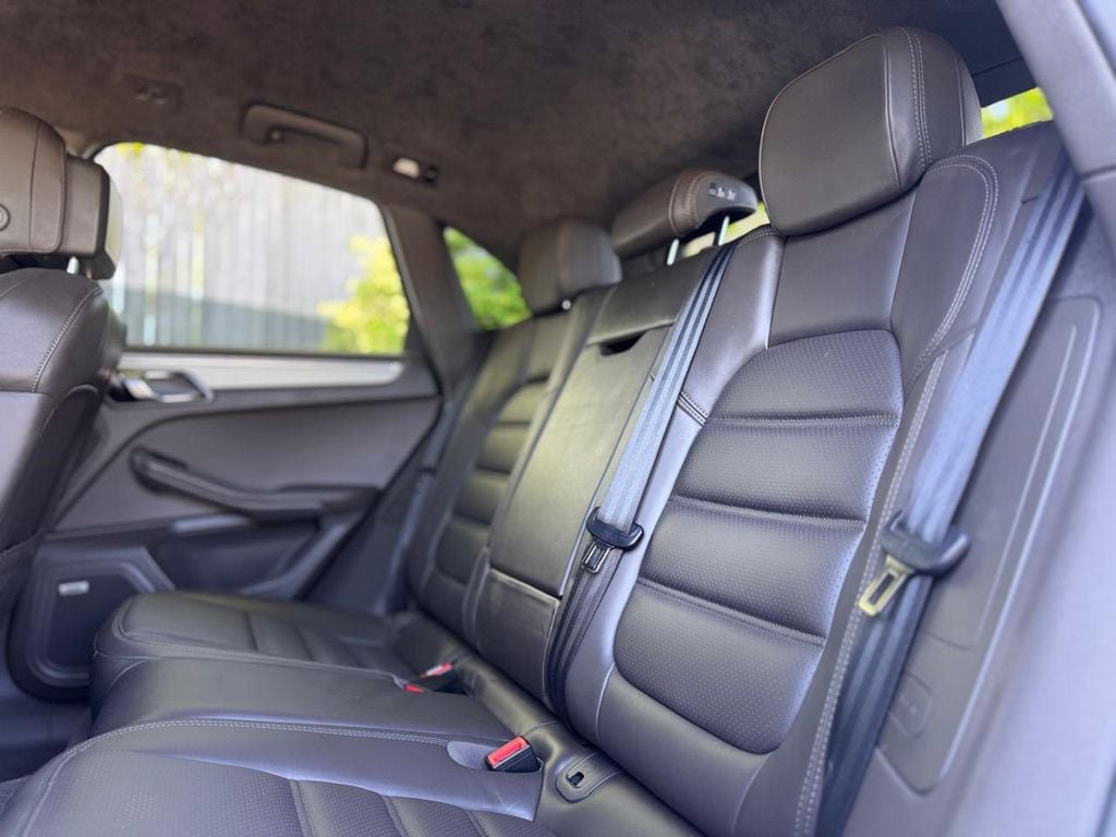 Used 2017 Porsche Macan Turbo AWD/4WD image 23
