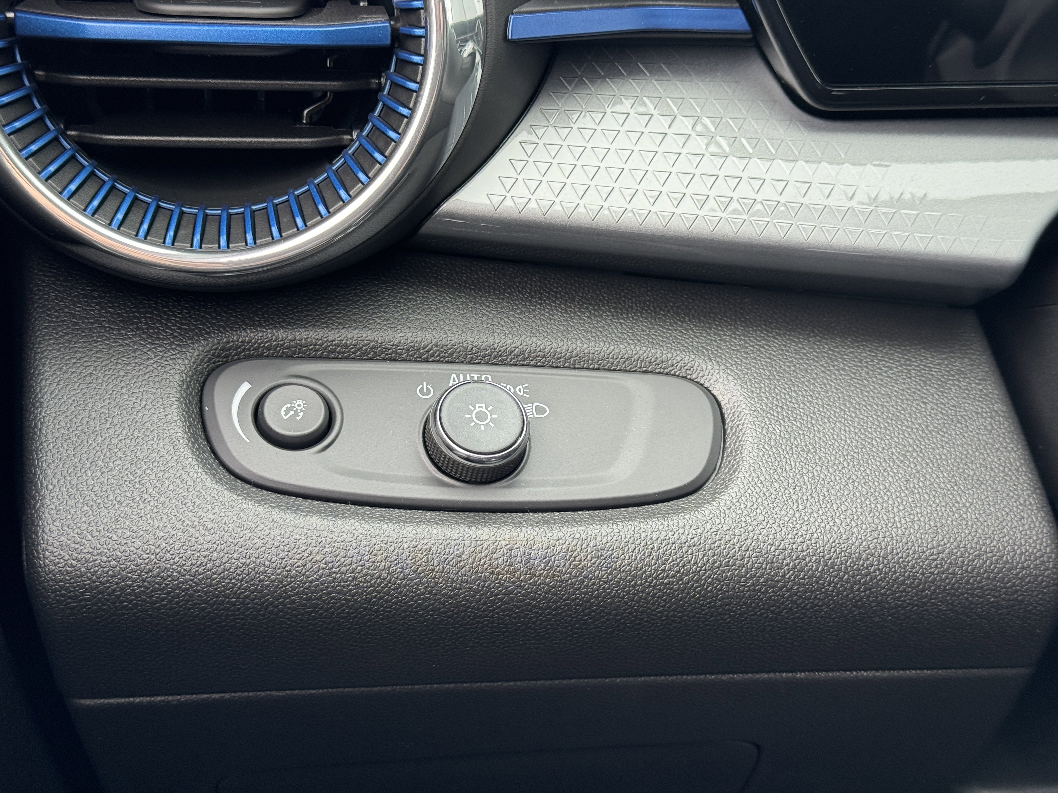 New 2026 Chevrolet Trax LT w/ Driver Confidence Package image 25