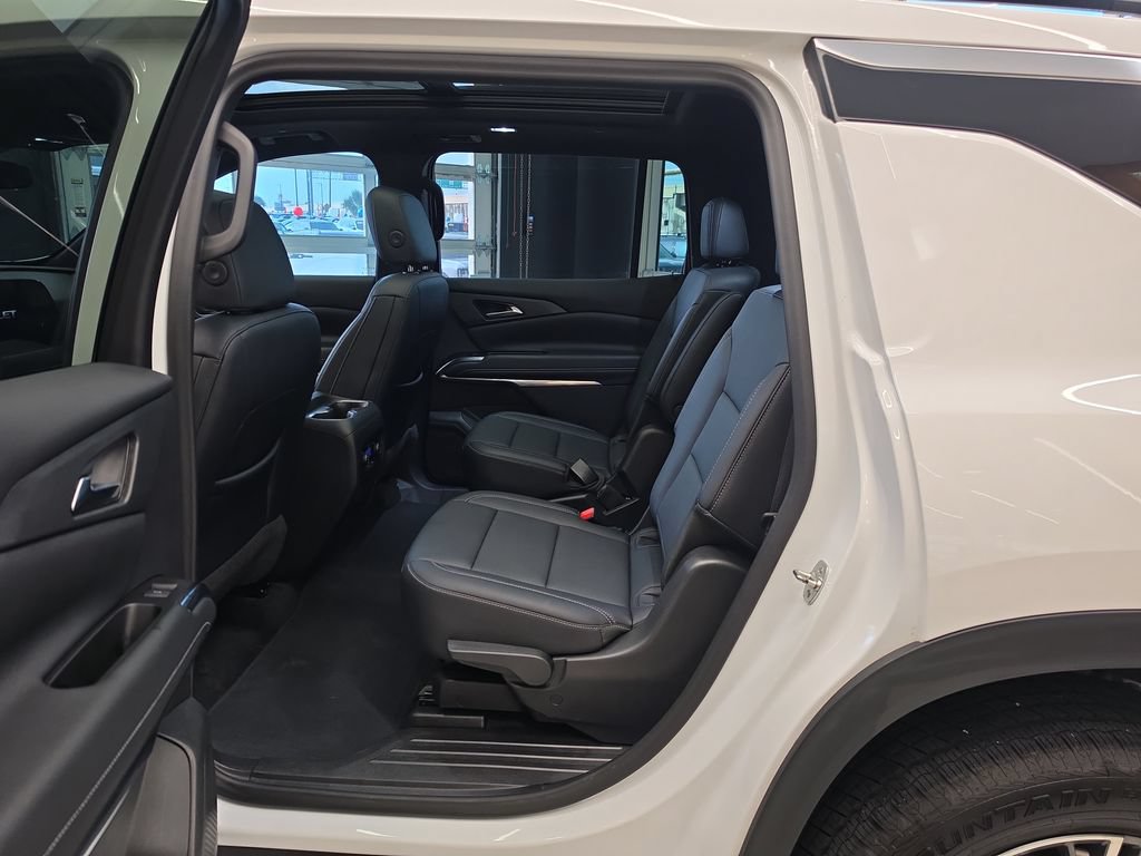 Used 2024 Chevrolet Traverse LT FWD image 30