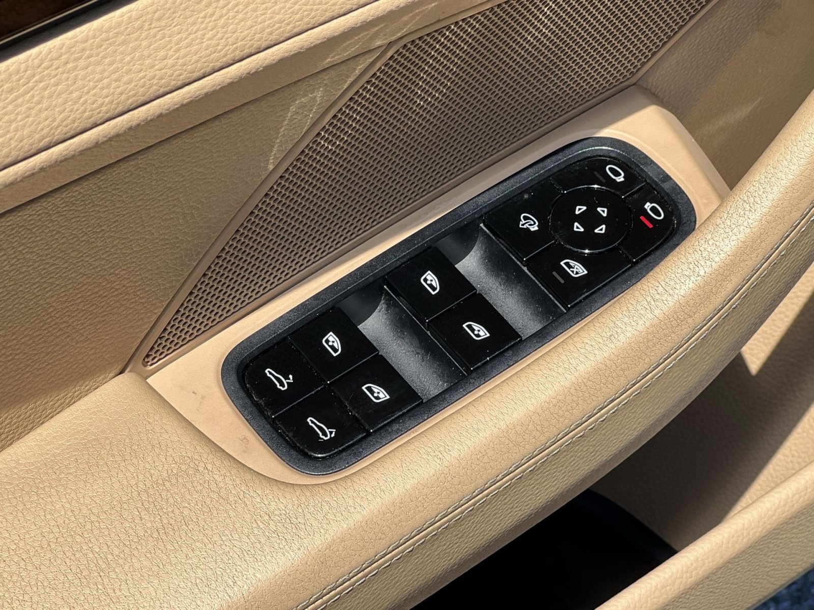 Used 2018 Porsche Panamera RWD image 20