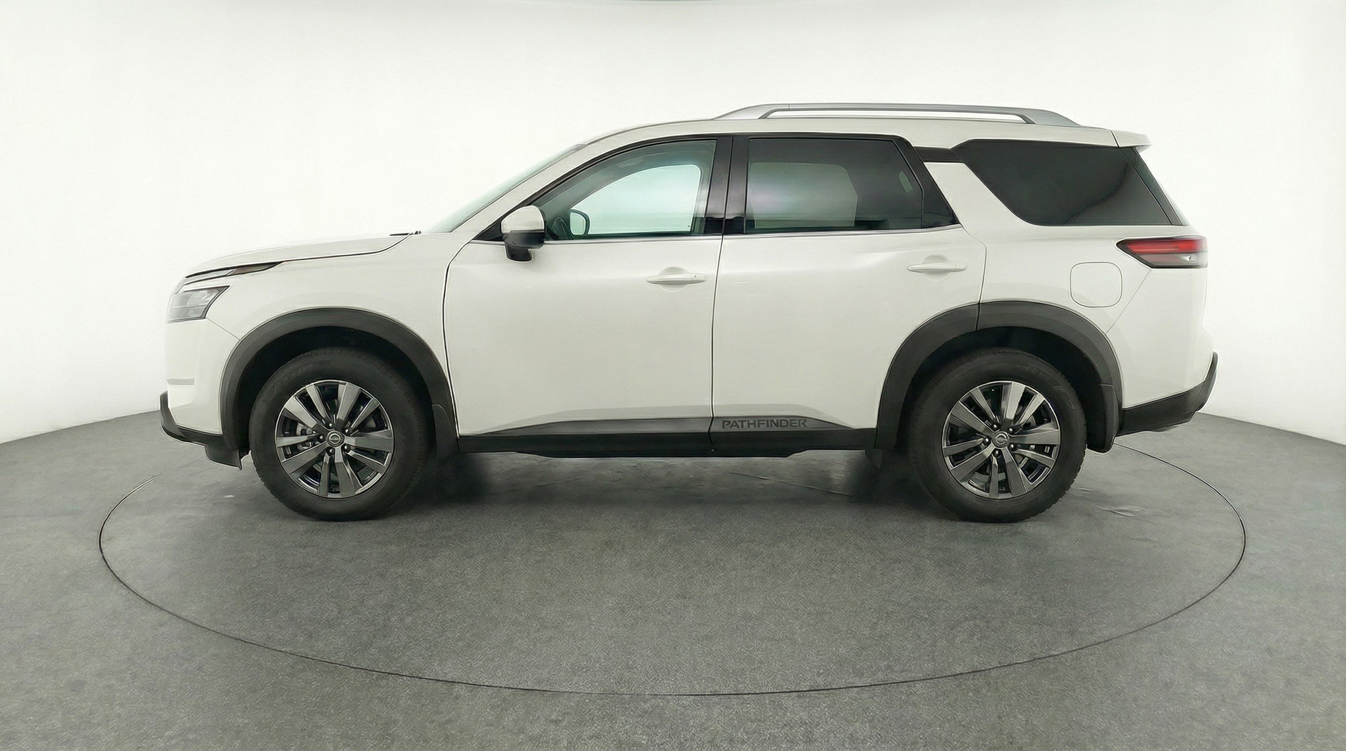 Used 2025 Nissan Pathfinder SV image 5