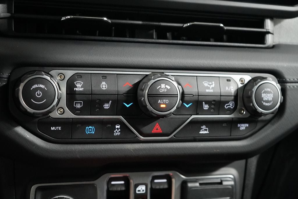 Used 2025 Jeep Wrangler Unlimited Sahara AWD/4WD image 17