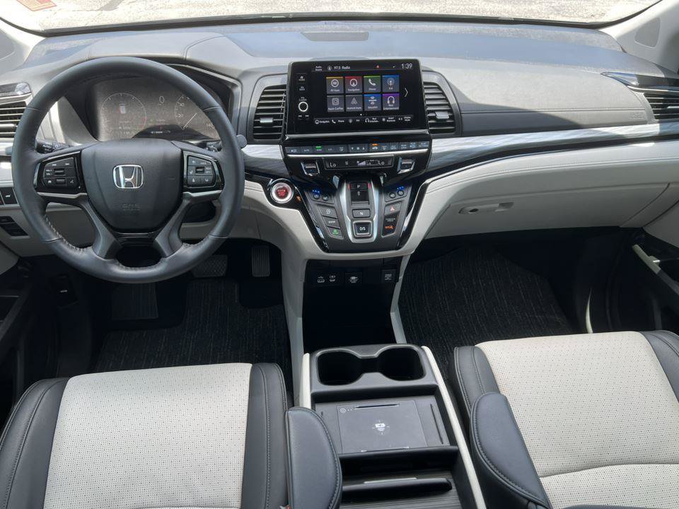 Used 2025 Honda Odyssey Elite image 2
