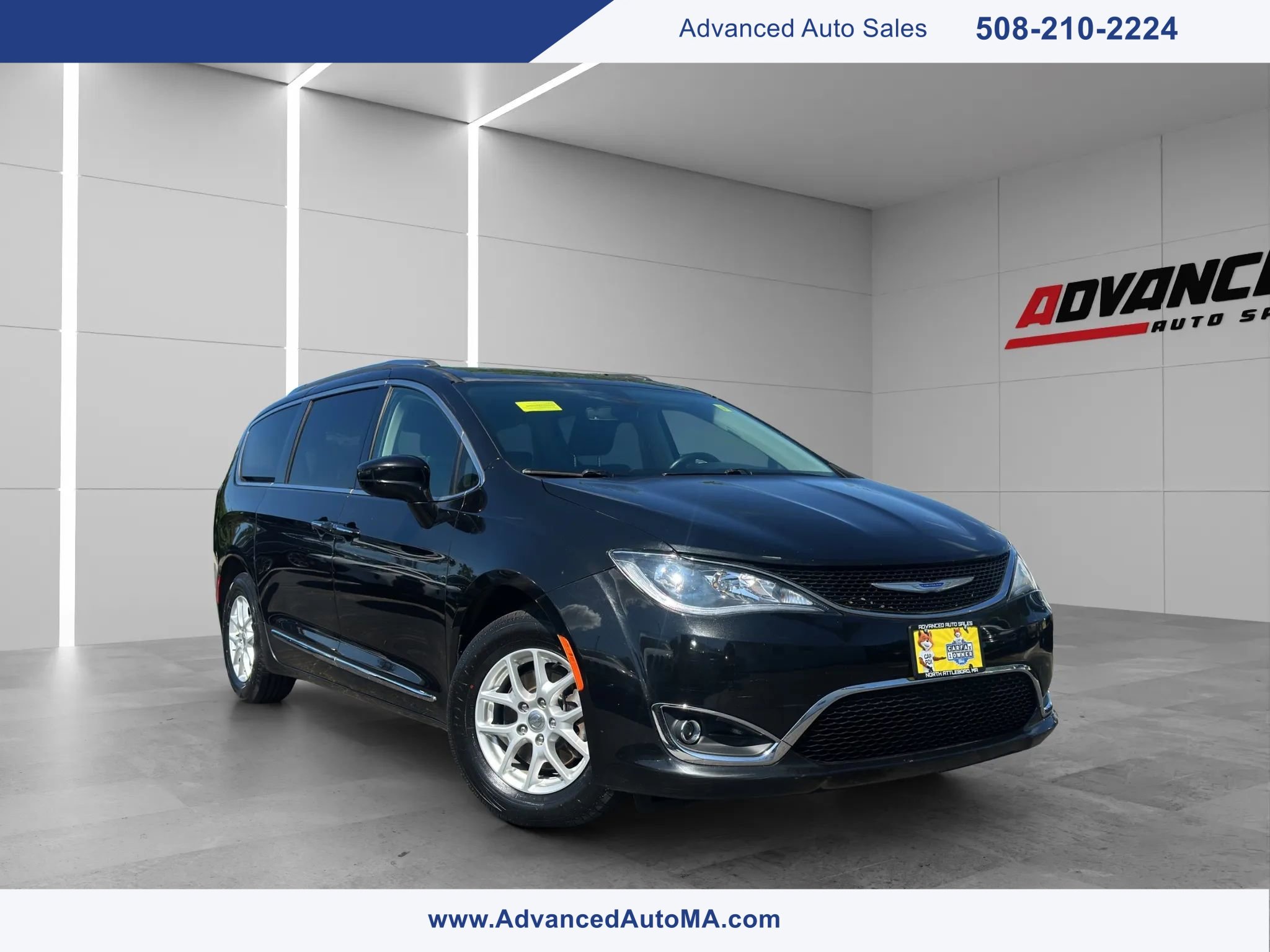 Used 2020 Chrysler Pacifica Touring-L FWD image 1