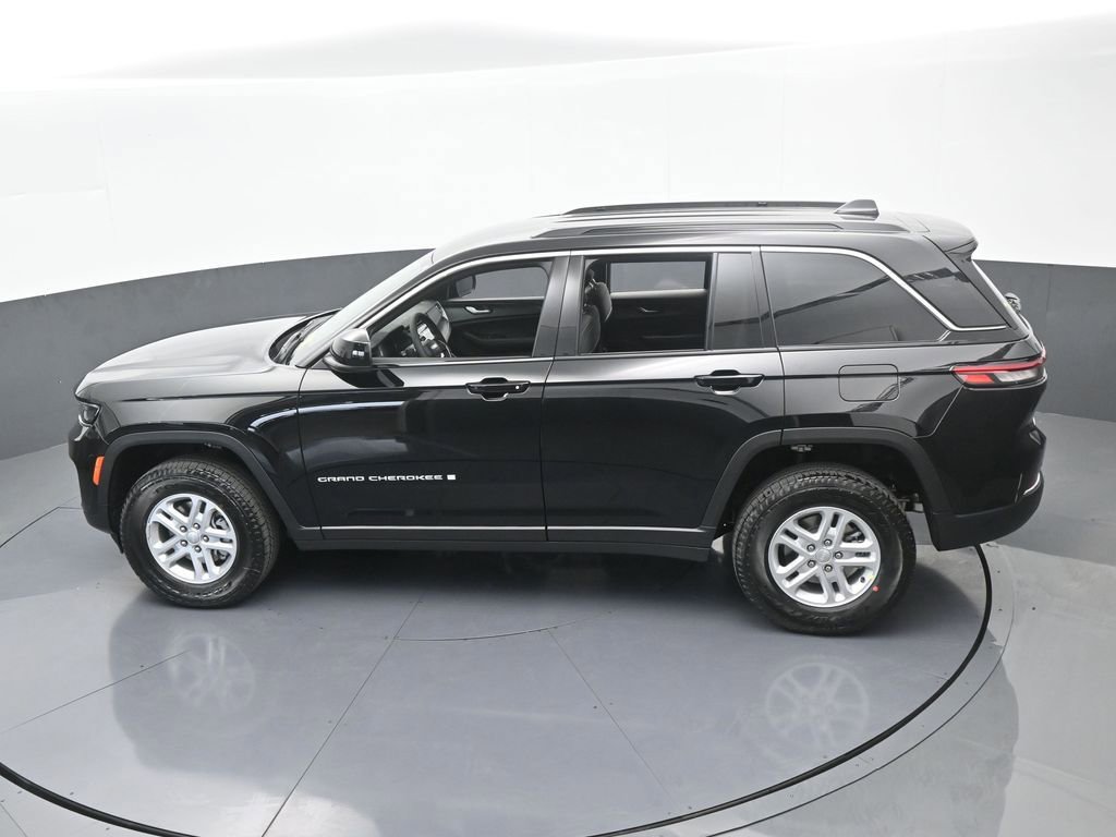 Used 2025 Jeep Grand Cherokee Laredo AWD/4WD image 42