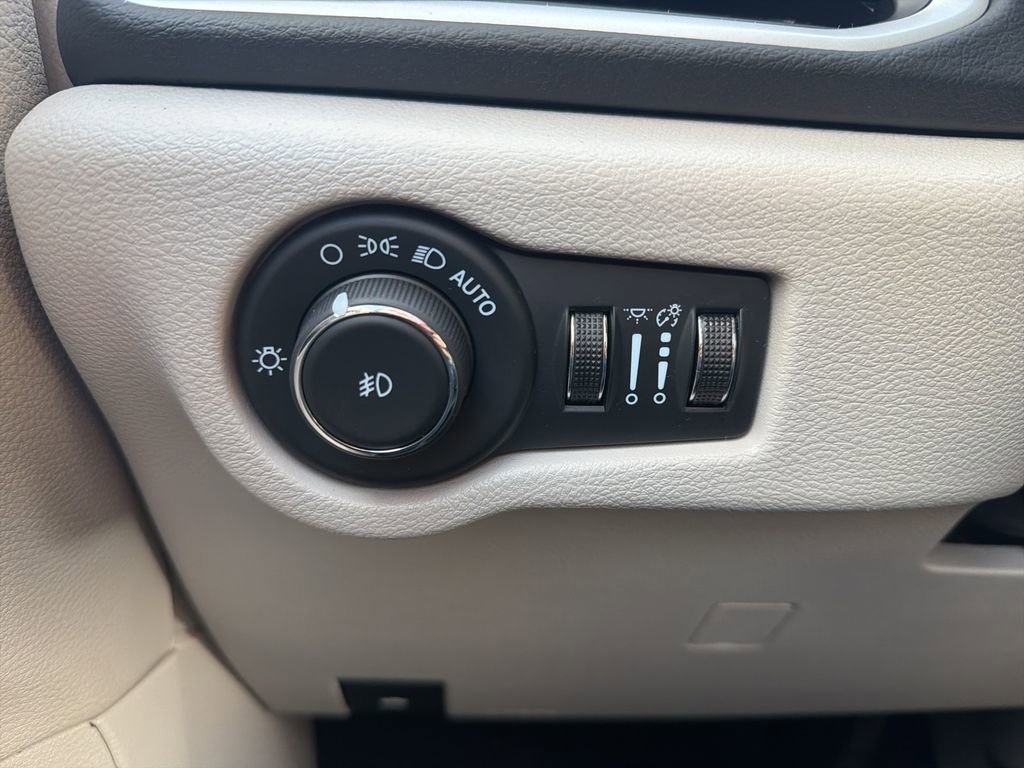 Used 2024 Chrysler Pacifica Touring-L FWD image 58