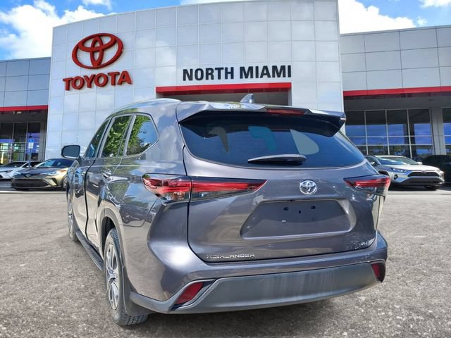 Used 2024 Toyota Highlander XLE FWD image 3