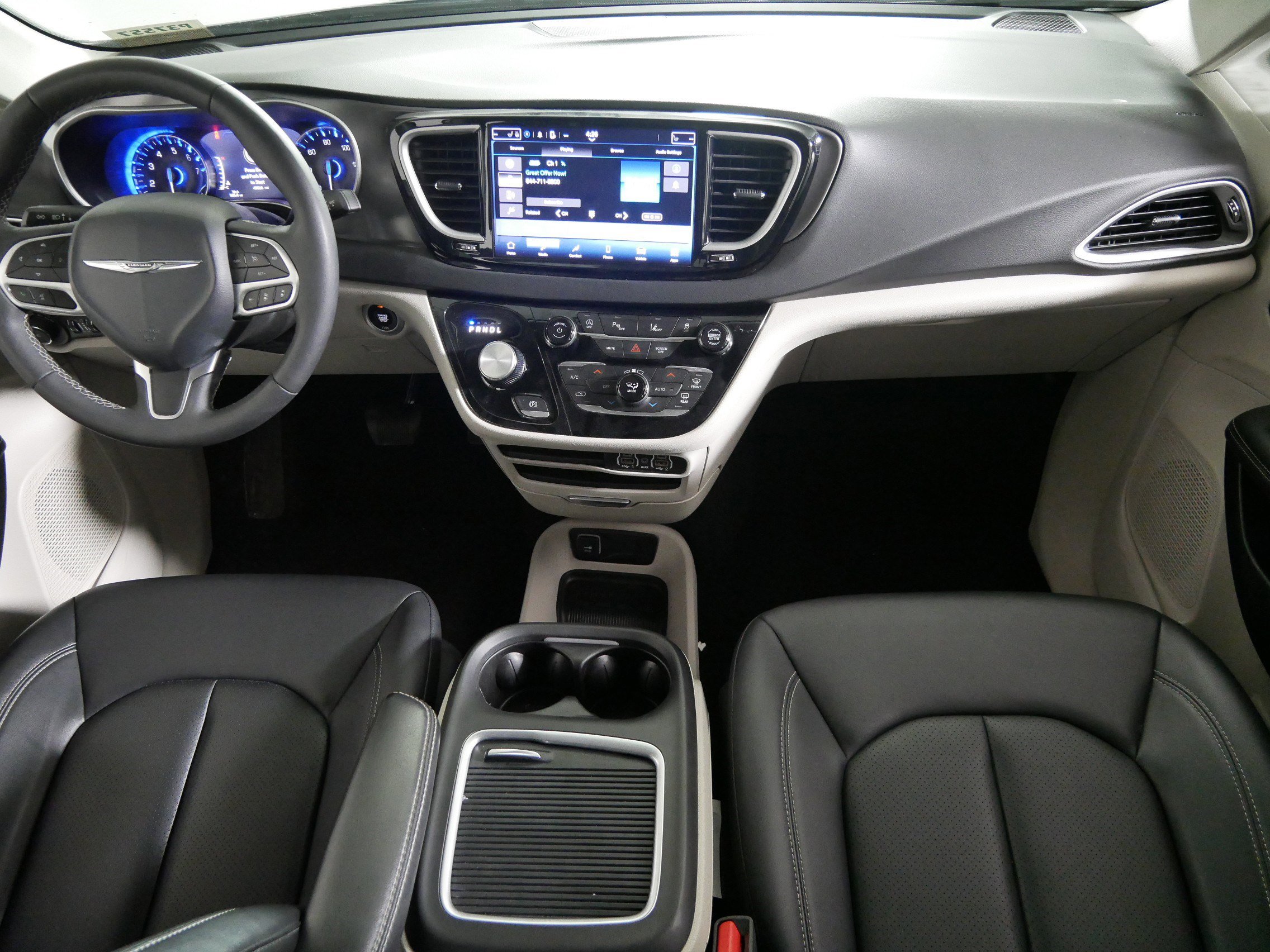 Used 2024 Chrysler Pacifica Touring-L image 10