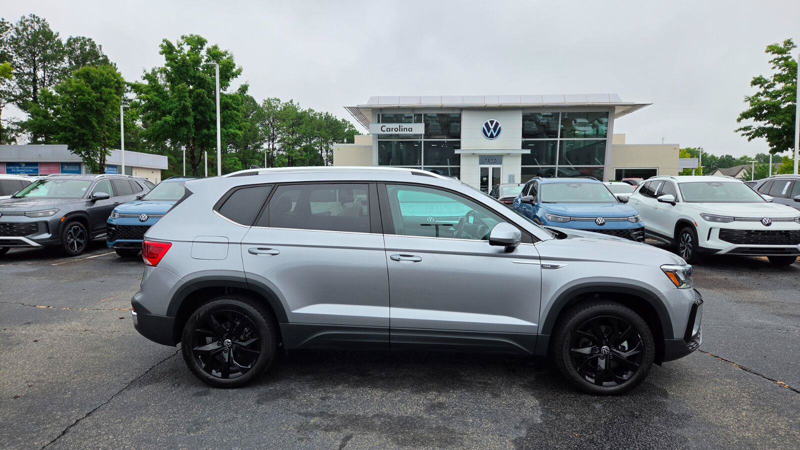 Used 2023 Volkswagen Taos SE w/ Panoramic Sunroof Package FWD image 7