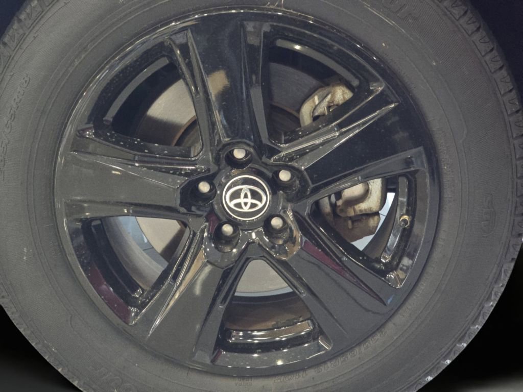 Used 2023 Toyota Highlander LE image 19