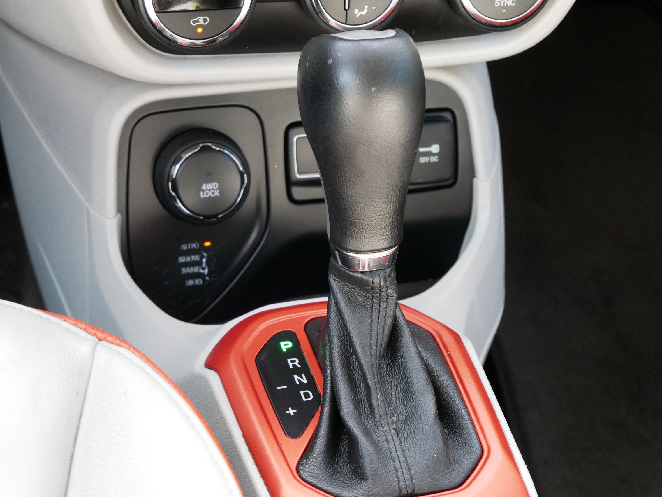 Used 2017 Jeep Renegade Limited image 12