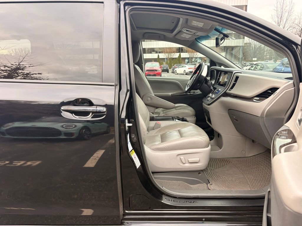 Used 2016 Toyota Sienna XLE image 26