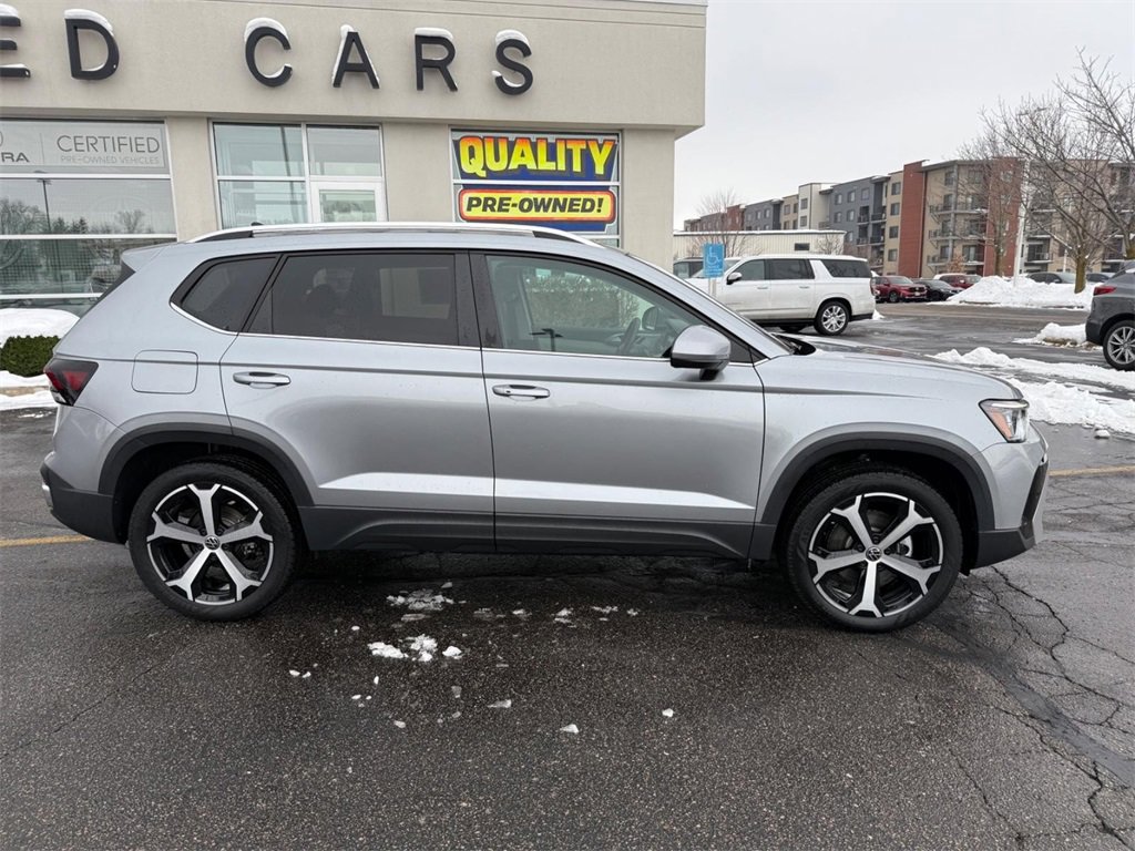 Certified 2025 Volkswagen Taos SEL image 2