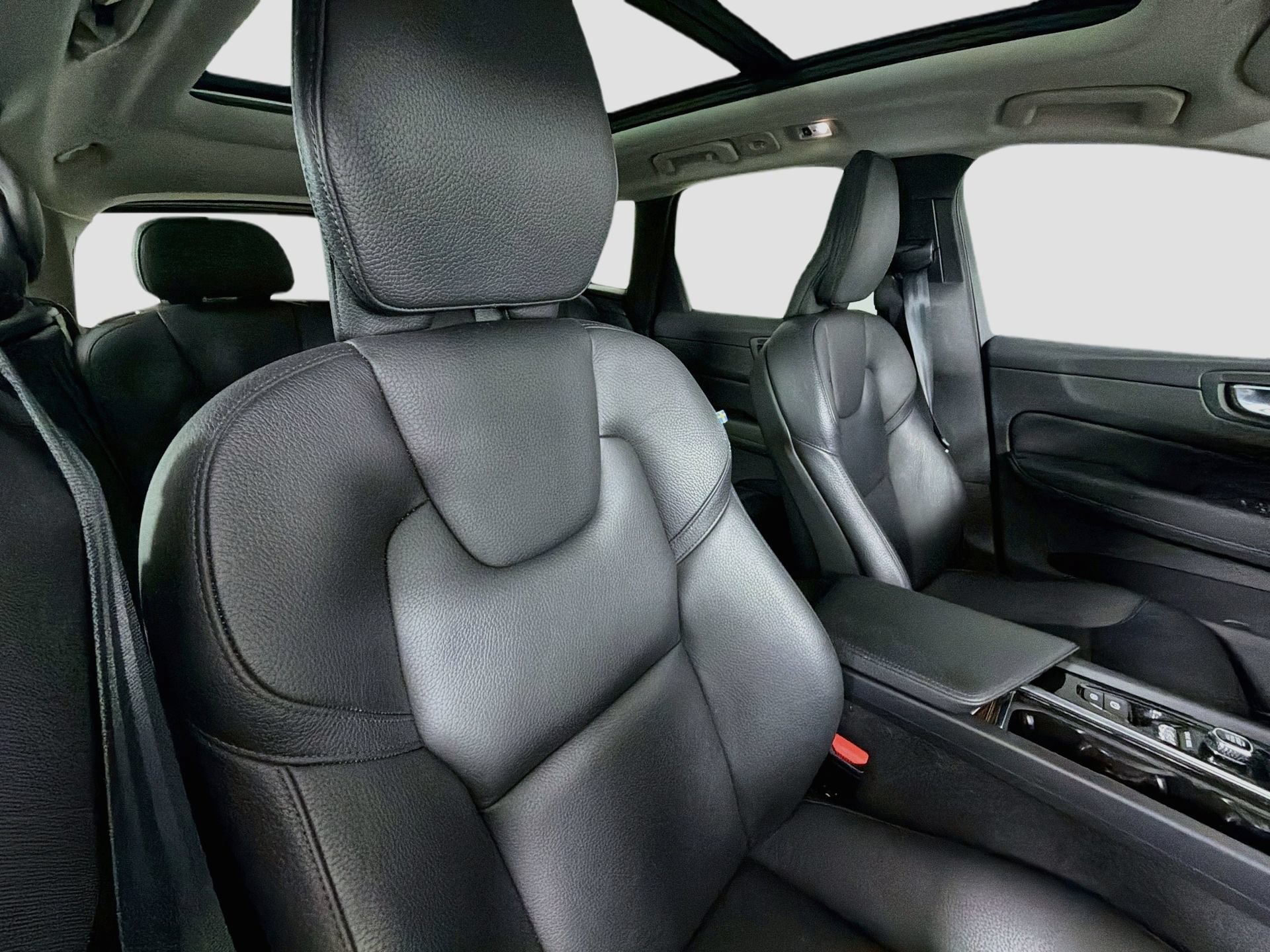 Used 2021 Volvo XC60 T5 Momentum w/ Premium Package FWD image 28
