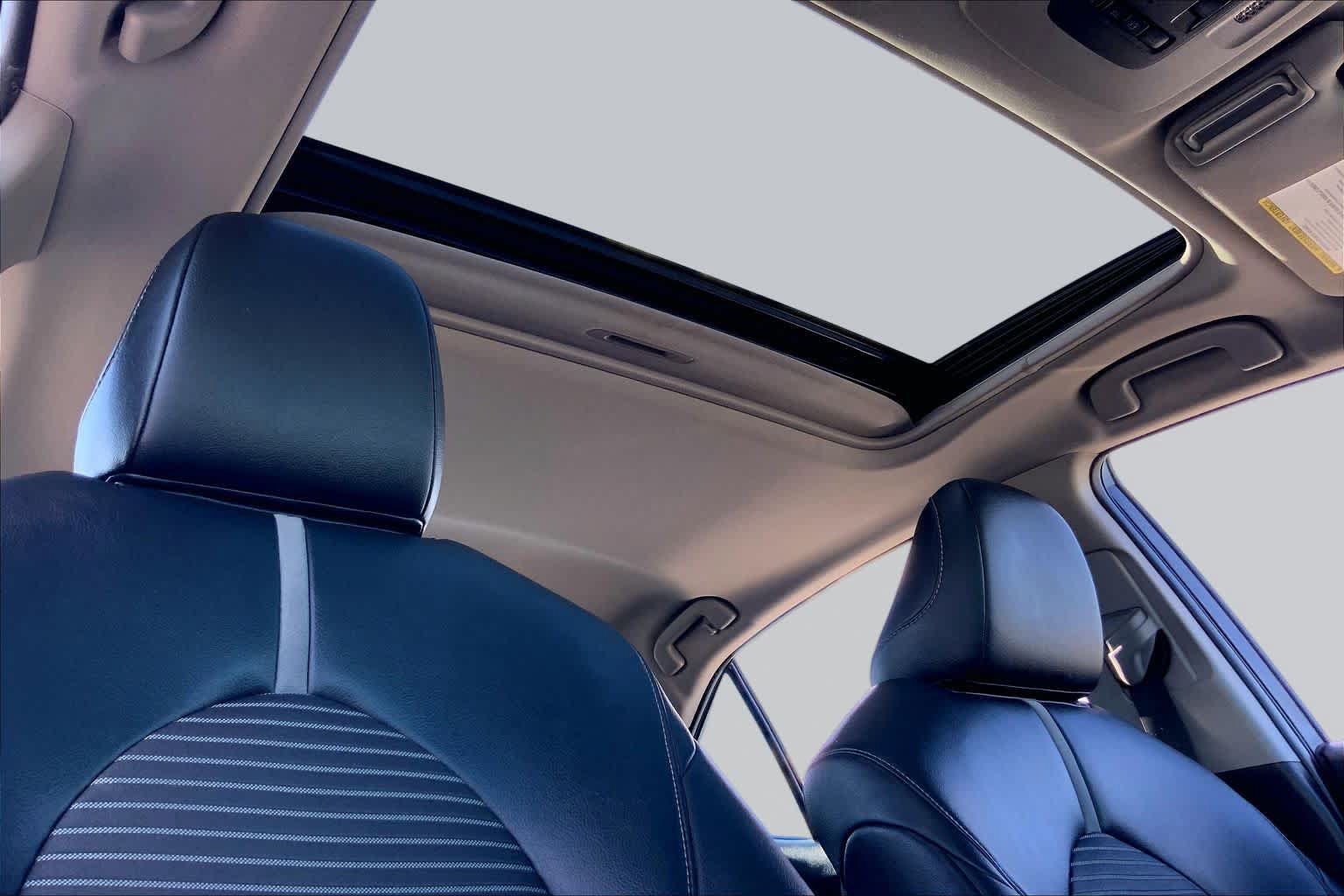 Used 2018 Toyota Camry SE w/ Moonroof Package FWD image 14
