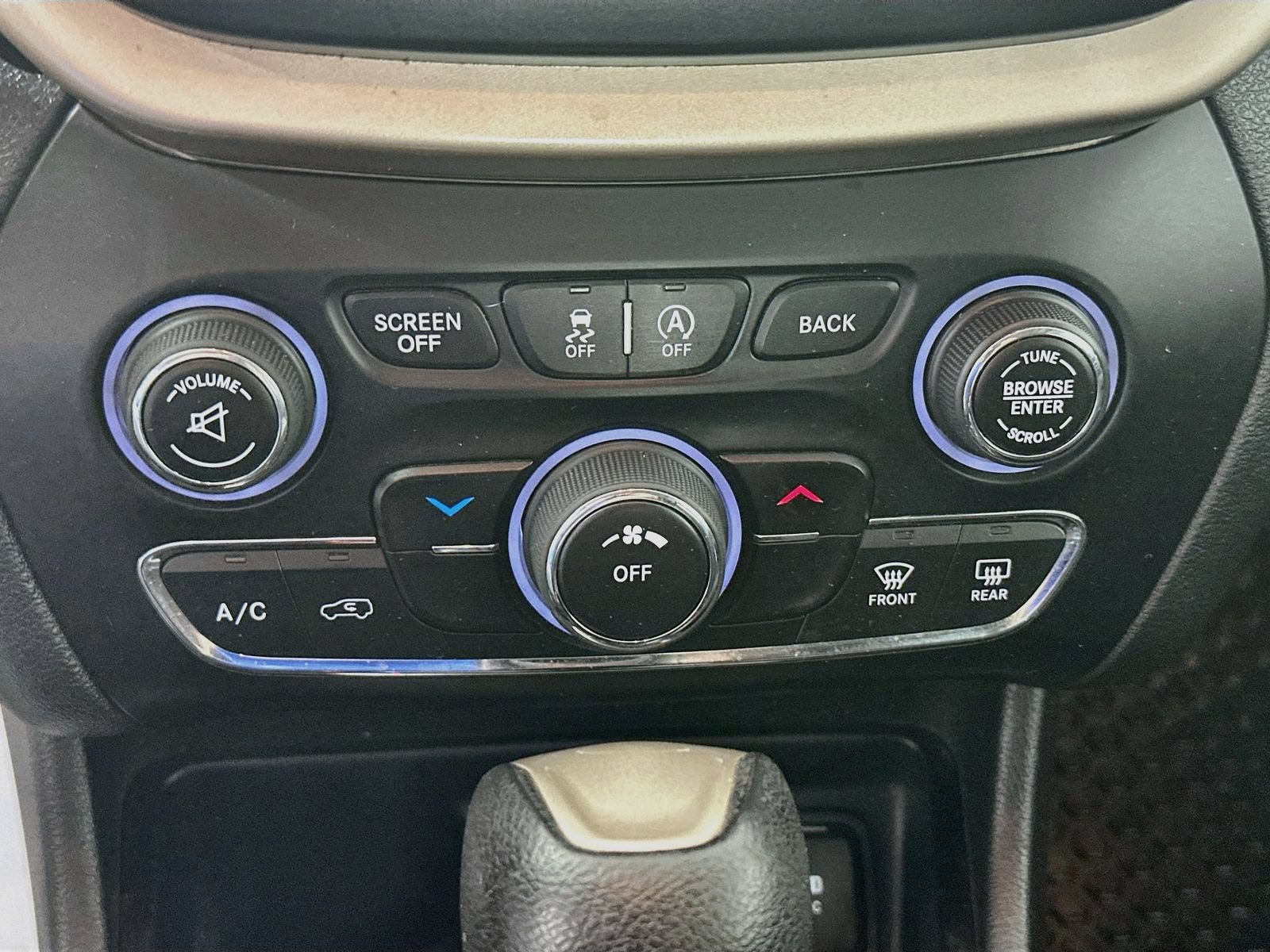 Used 2015 Jeep Cherokee Latitude w/ Cold Weather Group FWD image 15