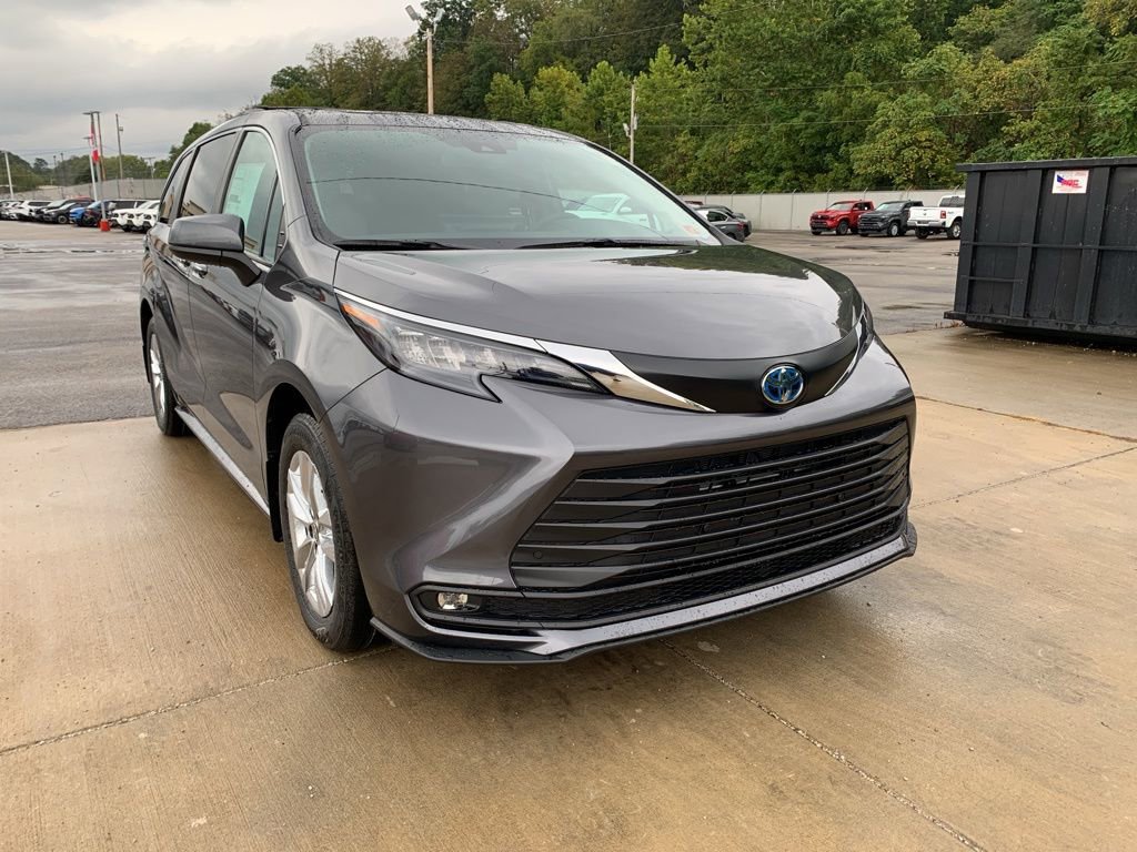 New 2025 Toyota Sienna XLE