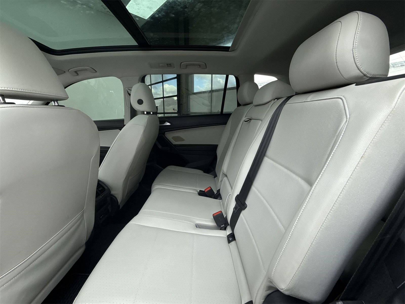 Used 2021 Volkswagen Tiguan SE w/ Panoramic Sunroof Package image 31