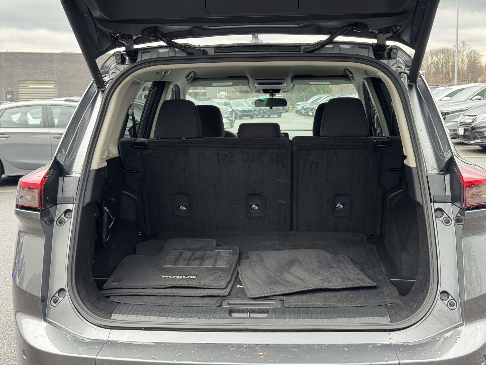 Used 2024 Nissan Rogue SV image 17