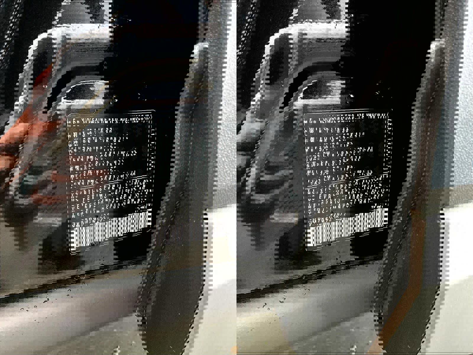 Used 2025 Volkswagen Tiguan SE w/ Panoramic Sunroof Package image 35