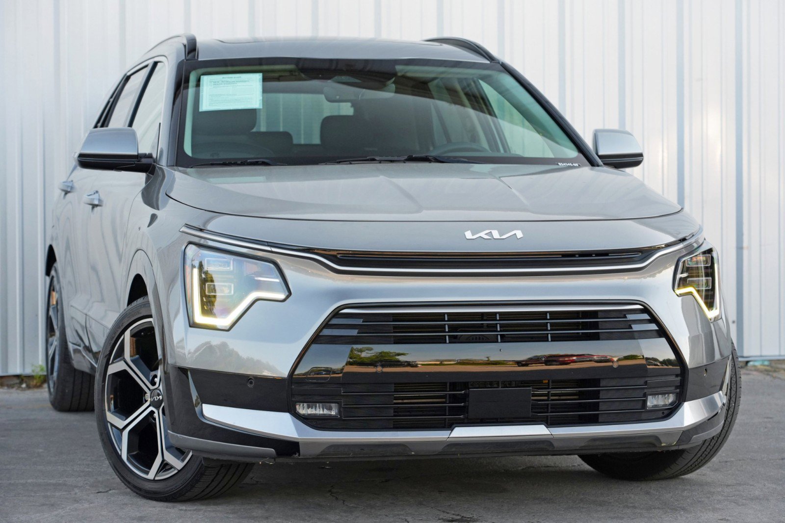 Used 2023 Kia Niro SX Touring image 2