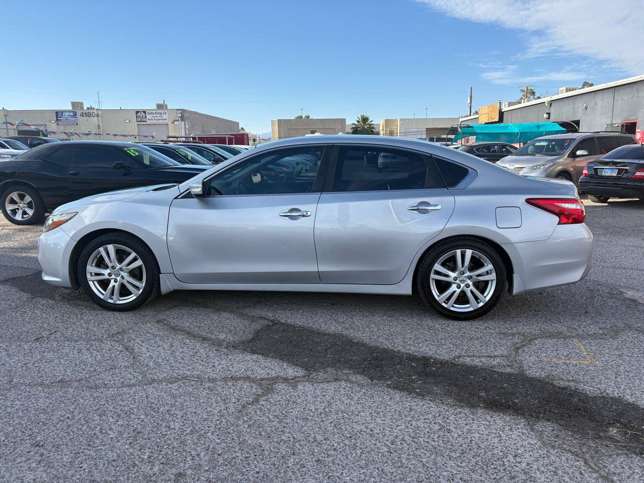 Used 2017 Nissan Altima 3.5 SL w/ 3.5SL Technology Package FWD image 2